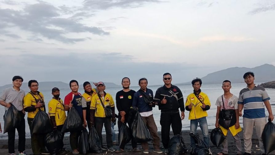 ​Mitra Pengemudi Dan Staf Maxim Banyuwangi Lakukan Bersih-Bersih Pantai Seranit​