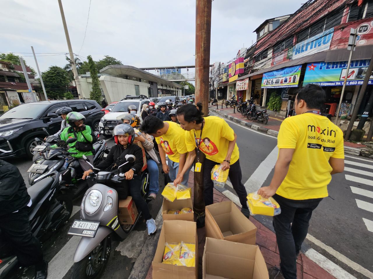 B​ersama Mitra Driver, Maxim Bagikan Takjil Di Simpang Ampek