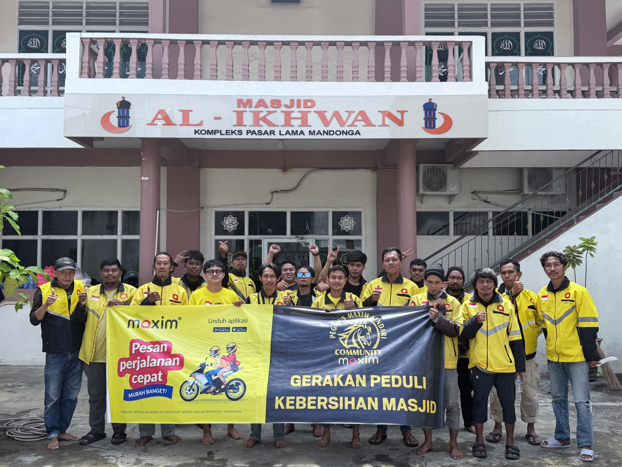​Gerakan Peduli Masjid Hadir Kembali, Maxim Ajak Mitra Pengemudi Bersihkan Masjid Al-Ikhwan Kendari