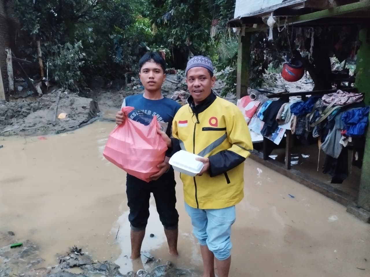 Maxim Salurkan Ratusan Paket Makanan untuk Warga yang Terdampak Banjir di Sumatera Utara