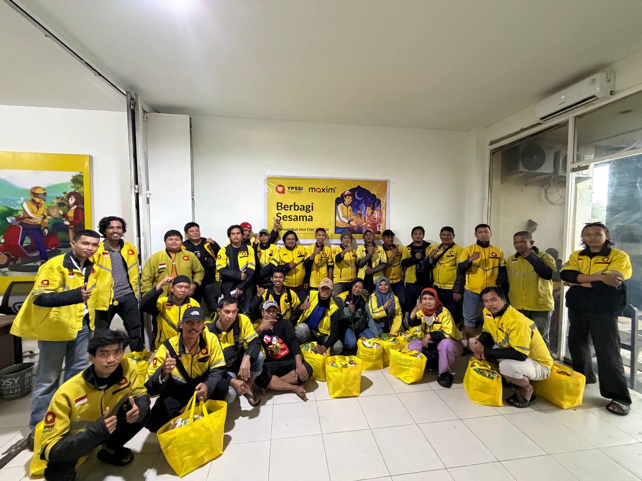 Maxim Perkuat Dukungan bagi Mitra Pengemudi di Sulawesi Selatan lewat Sembako dan BHR Ramadan