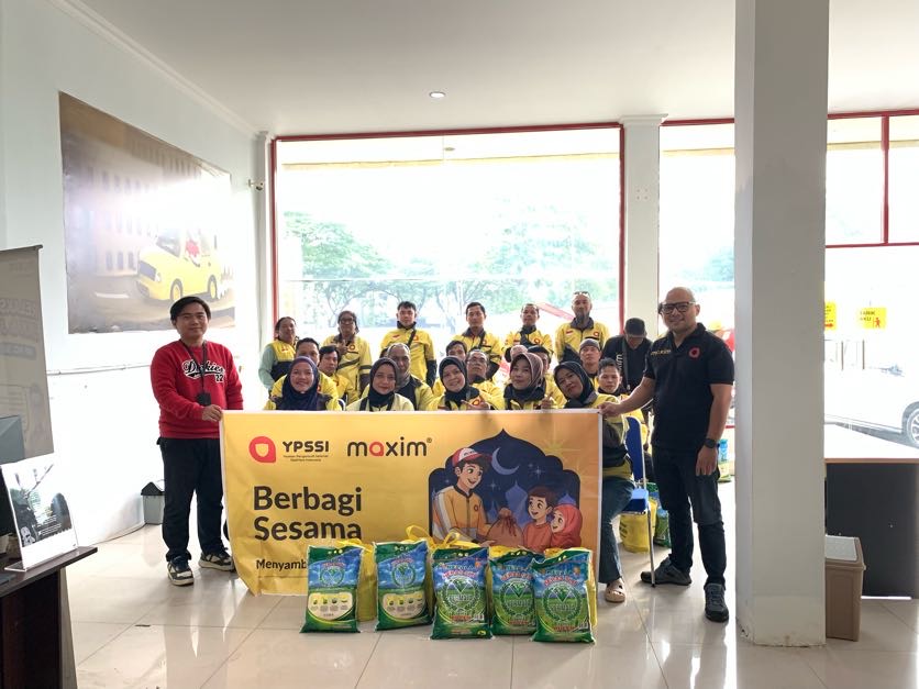 ​Berbagi di Bulan Ramadan, Maxim Pontianak Bagikan Sembako dan Siapkan BHR bagi Mitra Pengemudi