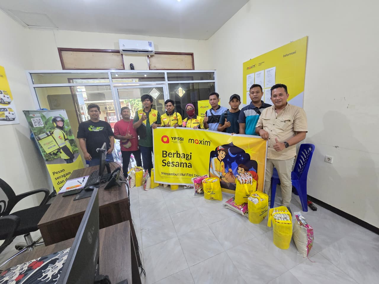 ​Maxim Sorong Berbagi Sembako Menjelang Idul Fitri dan Siapkan Bonus Hari Raya untuk Mitra Pengemudi