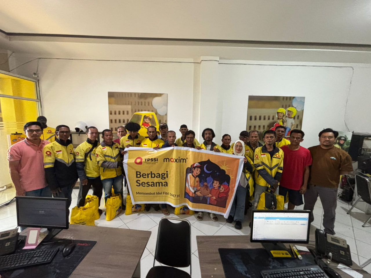 ​Maxim Sumatera Barat Salurkan Bantuan Sembako Ramadan bagi Mitra Pengemudi di Tiga Kota