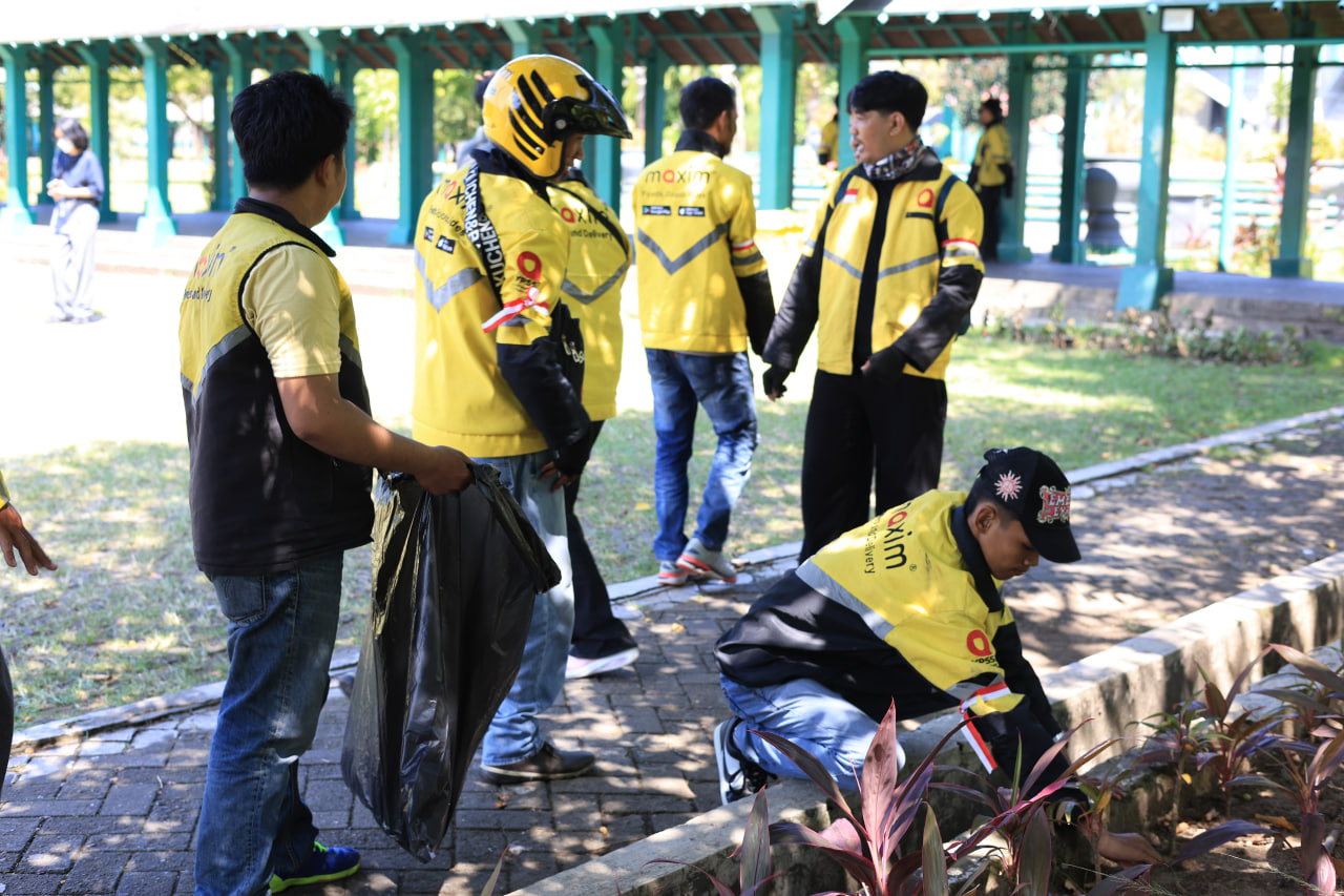 ​Ratusan Pengemudi Maxim di Makassar Gelar Konvoi dan Aksi Bersih Masjid, Hadirkan Dampak Nyata bagi Masyarakat