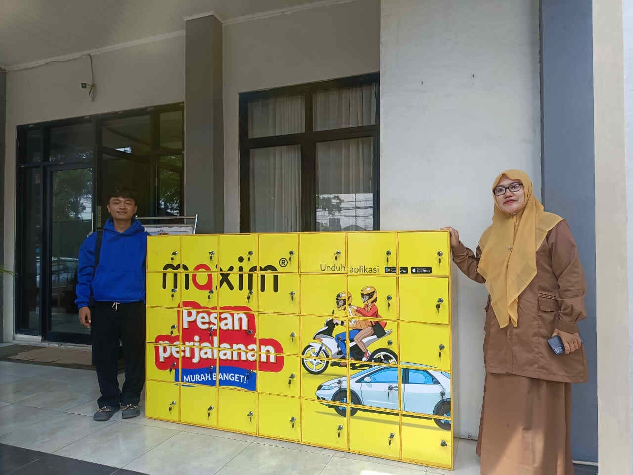 Dukung Kenyamanan Belajar, Maxim Serahkan Fasilitas Loker Hasil Kolaborasi Siswa PKL di Tiga Sekolah Unggulan Kota Serang